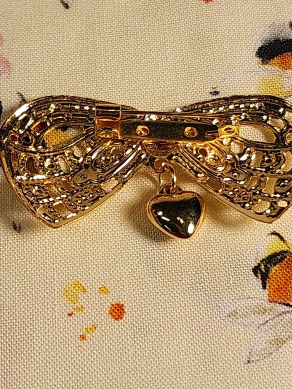 VINTAGE Carrington Bow Pin Brooch With Heart Dangle Gold-Tone